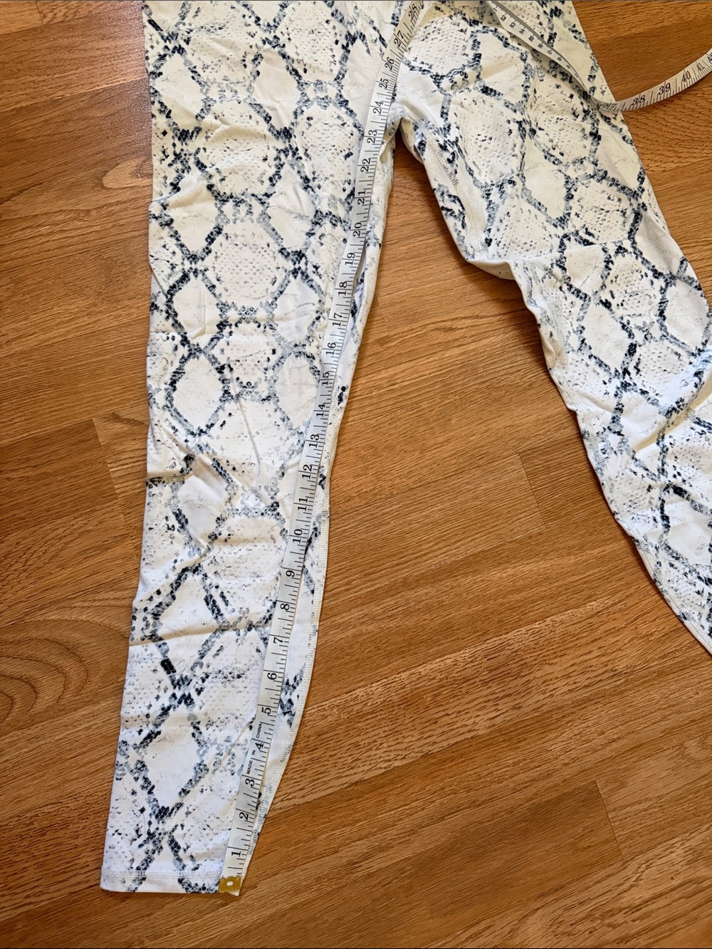 Varley Cream and Blue Snake-Print Leggings and Bra - Picture 9 of 11